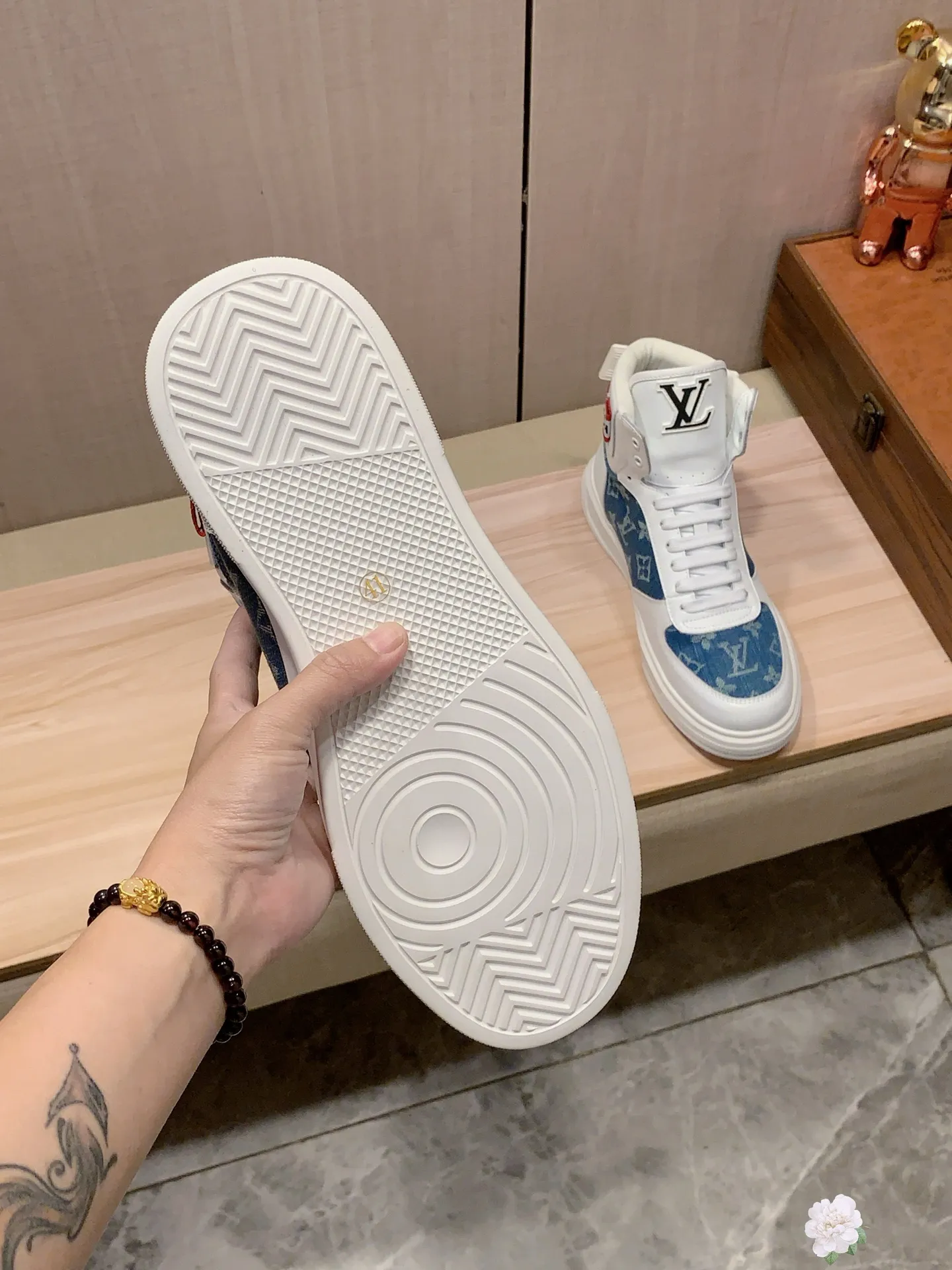 High-top men's shoes 💰442💰💰🎩🎩[Lightning][Lightning] "LV*" latest • popular casual shoes, top brand [seduce] luxury~purchase, top~quality. [Strong] The upper is made of imported breathable cowhide with fabric material ➕ Breathable sheepskin feet (•) and fine workmanship. The original stylish and stylish soft rubber wear-resistant and non-slip outsole is light and comfortable on the feet. The real thing looks better when taken in real life. 111: code: 38-44, 2️⃣ colors selected